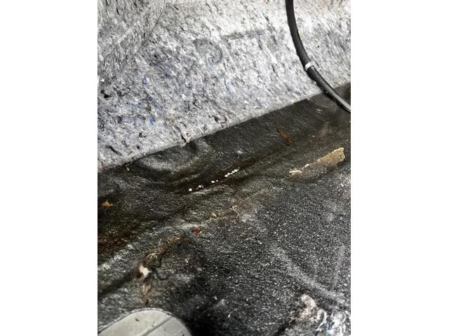 マツダ　ＭＰＶ　右折時異音
