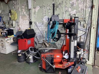 タイヤチェンジャー・バランサー完備。