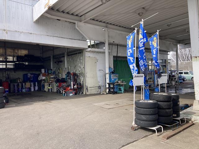 タイヤ交換お任せ下さい。タイヤ交換実績多数ございます。