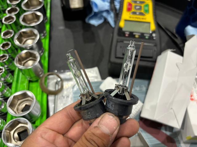 【宝塚市】スズキ エスクード TDA4W ヘッドライトバルブ交換・ヘッドライトクリーニング