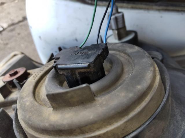 スズキ　エブリイ  ヘットライト球交換
