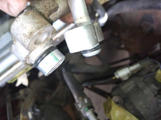 スバル　サンバートラック　オルターネーター・コンプレッサ交換