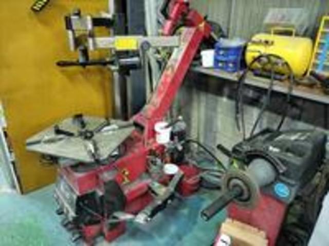 フェラーリ認定のイタリア製タイヤチェンジャーをはじめ高性能排気ガステスター、最新のＥＣＵ診断機まで