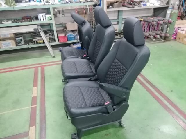 トヨタ　ヴォクシー　室内クリーニング・清掃　青梅市・瑞穂町・羽村市・あきる野市周辺の車検・整備・修理・ナビ取付・タイヤ取付など、お車の事ならお気軽にご相談下さい！！