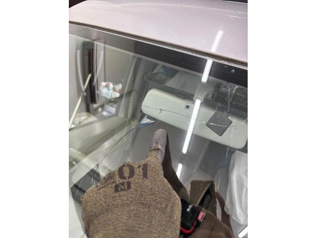 スズキ　エブリイ　フロントガラス交換のご依頼ありがとうございます。TNK大阪　TNK堺　飛び石　ヒビ　ヒビ割れ　自動車ガラス　自動車保険修理　東大阪　八尾　門真　寝屋川　尼崎　伊丹　豊中　枚方　守口　大東　吹田
