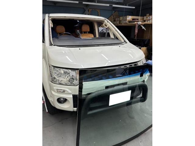 デリカＤ：５　フロントガラス交換のご依頼ありがとうございます。TNK大阪　TNK堺　飛び石　飛び石修理　ヒビ　ヒビ割れ　自動車ガラス　自動車保険修理　東大阪　八尾　門真　寝屋川　尼崎　伊丹　豊中　枚方　守口　大東　吹田　