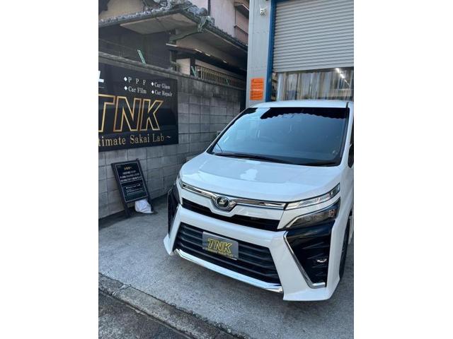 トヨタ　ヴォクシー　フロントガラス交換のご依頼ありがとうございます。TNK大阪　TNK堺　飛び石　飛び石修理　ヒビ　ヒビ割れ　自動車ガラス　自動車保険修理　東大阪　八尾　門真　寝屋川　尼崎　伊丹　豊中　枚方　守口　大東　吹田　
