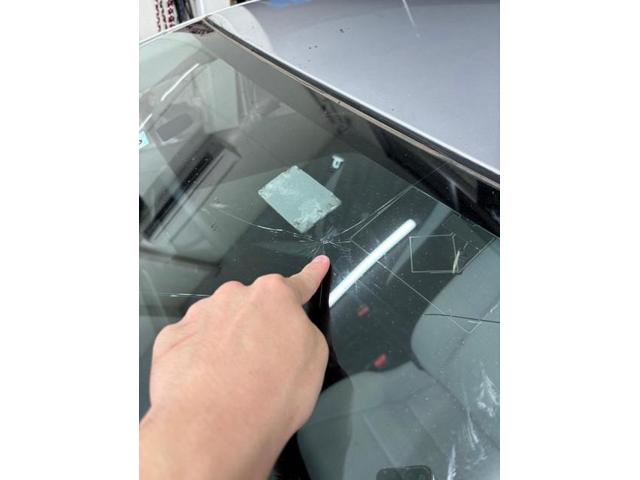 トヨタ　アクア　フロントガラス交換のご依頼ありがとうございます。TNK大阪　TNK堺　飛び石　飛び石修理　ヒビ　ヒビ割れ　自動車ガラス　自動車保険修理　東大阪　八尾　門真　寝屋川　尼崎　伊丹　豊中　枚方　守口　大東　吹田　