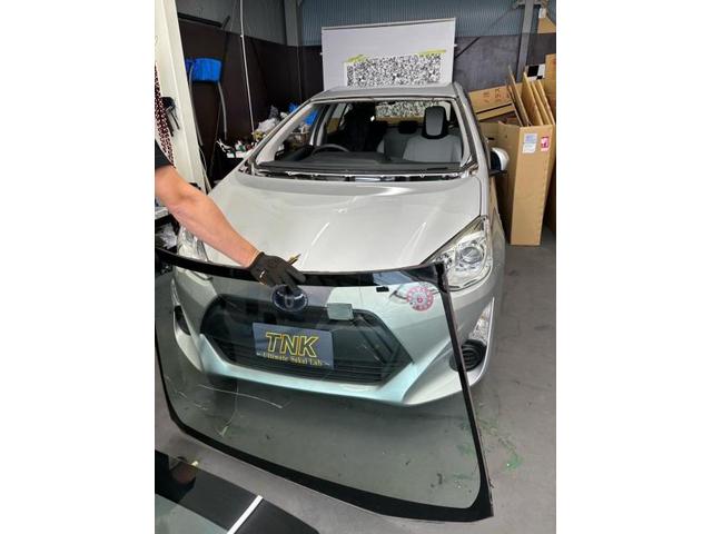 トヨタ　アクア　フロントガラス交換のご依頼ありがとうございます。TNK大阪　TNK堺　飛び石　飛び石修理　ヒビ　ヒビ割れ　自動車ガラス　自動車保険修理　東大阪　八尾　門真　寝屋川　尼崎　伊丹　豊中　枚方　守口　大東　吹田　