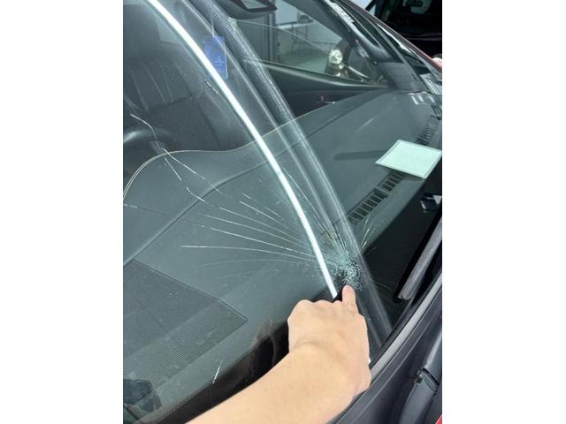 トヨタ　ハリアー　フロントガラス交換のご依頼ありがとうございます。TNK大阪　TNK堺　飛び石　飛び石修理　ヒビ　ヒビ割れ　自動車ガラス　自動車保険修理　東大阪　八尾　門真　寝屋川　尼崎　伊丹　豊中　枚方　守口　大東　吹田　