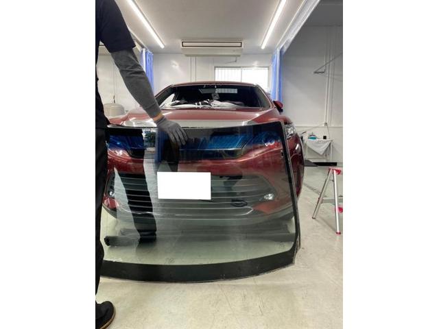 トヨタ　ハリアー　フロントガラス交換のご依頼ありがとうございます。TNK大阪　TNK堺　飛び石　飛び石修理　ヒビ　ヒビ割れ　自動車ガラス　自動車保険修理　東大阪　八尾　門真　寝屋川　尼崎　伊丹　豊中　枚方　守口　大東　吹田　