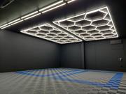 作業スペースも広く、普通車なら４台同時に保管できる十分なスペースを完備しております。