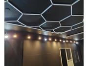効果的にＬＥＤライトを配置、完全屋内型スタジオで防塵、防汚、冷暖房完備のコーティングブース。