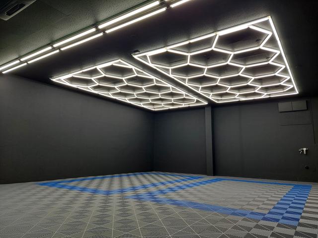 作業スペースも広く、普通車なら４台同時に保管できる十分なスペースを完備しております。