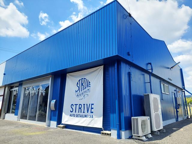 コーポレートカラーをイメージした青色基調の外観。西名阪自動車道の法隆寺インターからのアクセス良好。