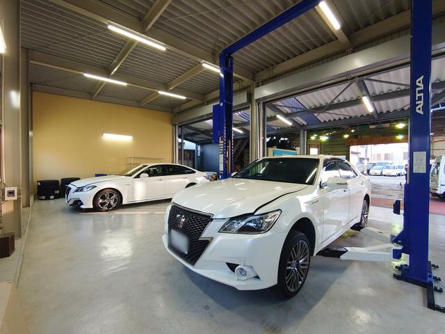 門型ワイドのリフトでお車を安全にリフトアップ致します。