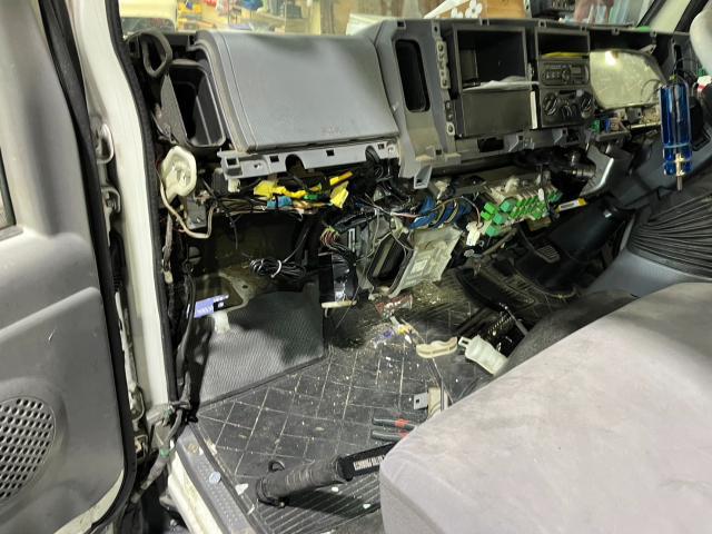 エルフトラック　電装系修理　タイタン　マツダ　エアコン効かない　風が出ない　エアコン修理　ガス漏れ　藤井寺　羽曳野　町の車屋さん