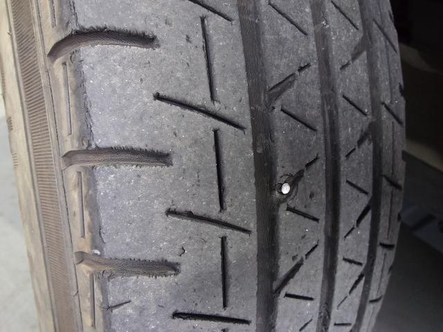 日産　キャラバン　その他修理・整備　パンク　タイヤの空気が無い　ぺっちゃんこ　パンク修理　藤井寺　羽曳野　富田林　柏原　阪南鈑金　ぺしゃんこ