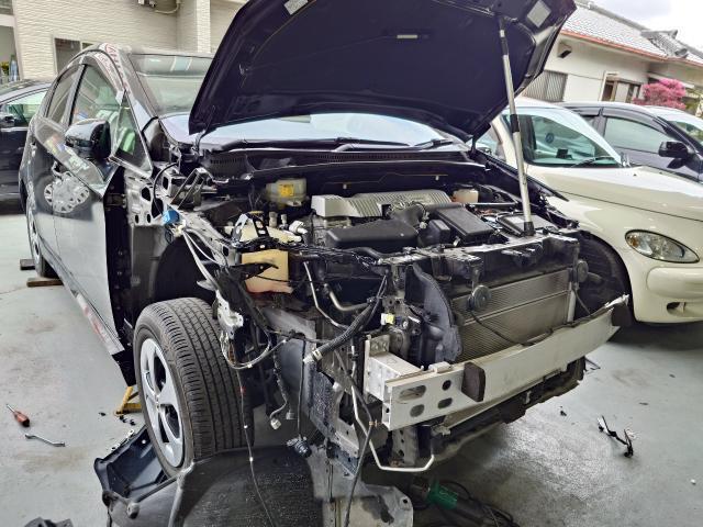 トヨタ　プリウス　事故　　板金・外装補修　zvw30 zvw40　鈑金　板金　塗装　凹み　へこみ　当てた　事故　阪南鈑金　藤井寺　羽曳野　富田林　柏原　八尾