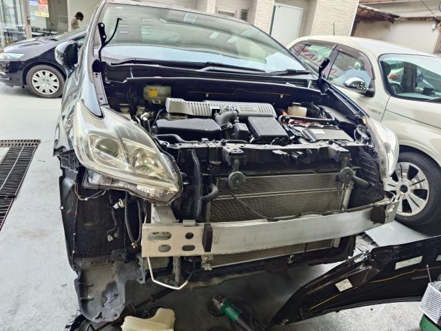 トヨタ　プリウス　事故　　板金・外装補修　zvw30 zvw40　鈑金　板金　塗装　凹み　へこみ　当てた　事故　阪南鈑金　藤井寺　羽曳野　富田林　柏原　八尾