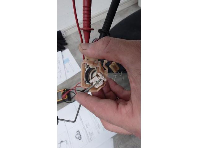 トヨタ　ハイエースバン　200系ハイエース　燃料警告灯点灯しない　KDH GDH メーター修理　電装系修理 燃料警告灯　ガソリンがなくなっても　点灯しない　TRH 　藤井寺　羽曳野　富田林　柏原　八尾　堺　阪南鈑金　