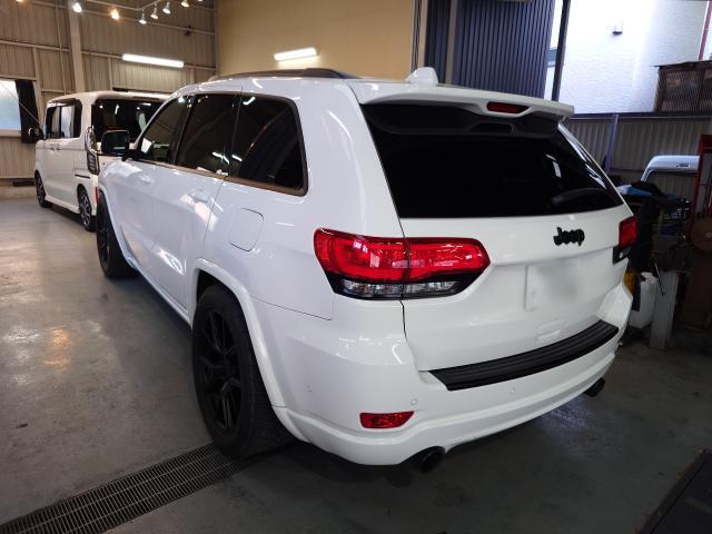 クライスラー・ジープ　wk36ta　ジープ・グランドチェロキー　フィルム　断熱フィルム　暑い　車内　エアコン効きやすくなる　スモークフィルム　IRUVカット　藤井寺　羽曳野　富田林　柏原　八尾　堺　阪南鈑金