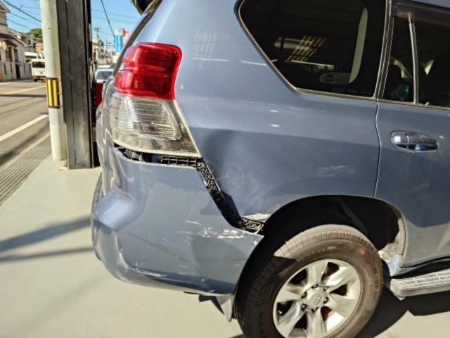 トヨタ　ランドクルーザープラド　板金・外装補修 事故　修理　　事故　バンパー　擦った　当てた　自損事故　格安修理　塗装　凹み　無料代車　阪南鈑金　藤井寺　羽曳野　富田林　八尾　柏原　コーティング　　