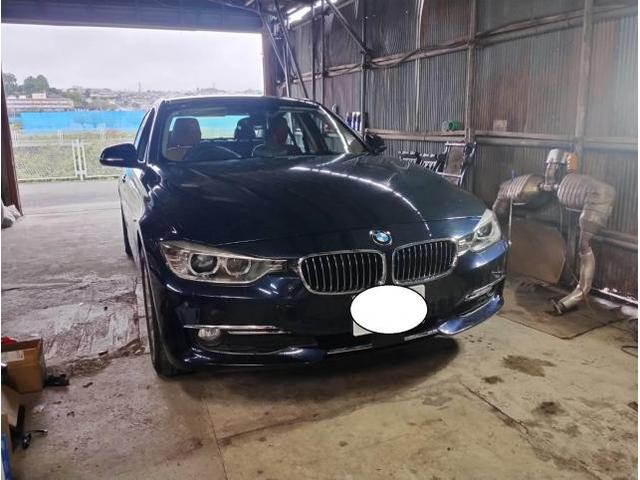 BMW F30 320d あるあるの走行時、特に加速時、サイドブレーキケーブルがプロペラシャフトに干渉して発生する異音修理