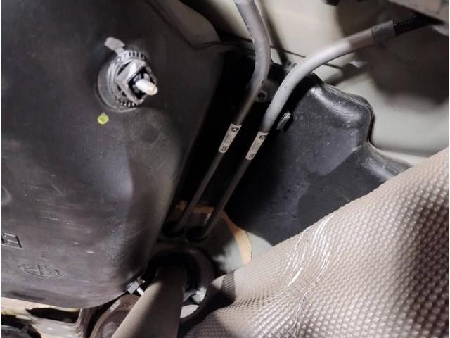 BMW F30 320d あるあるの走行時、特に加速時、サイドブレーキケーブルがプロペラシャフトに干渉して発生する異音修理