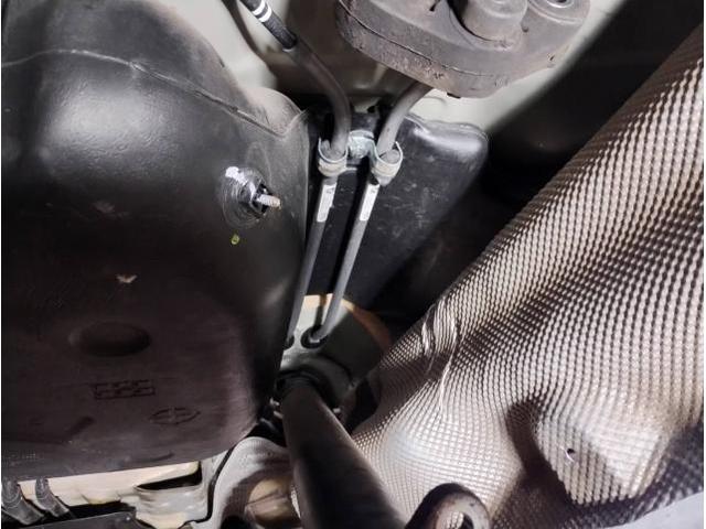 BMW F30 320d あるあるの走行時、特に加速時、サイドブレーキケーブルがプロペラシャフトに干渉して発生する異音修理