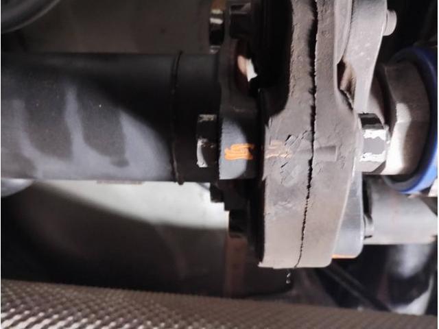 BMW F30 320d あるあるの走行時、特に加速時、サイドブレーキケーブルがプロペラシャフトに干渉して発生する異音修理