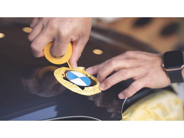 プロの技術でお客さまの大切なお車にコーティングを施します。