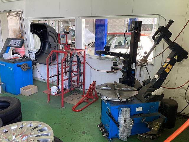 タイヤチェンジャー・バランサー完備。タイヤ交換もご相談下さい。