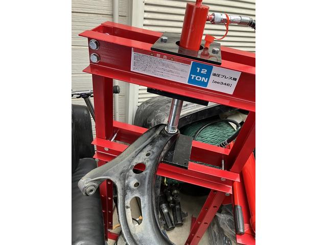 ｇａｒａｇｅ　ＮＡＲＵ´Ｓ　作業風景ブッシュ打ち替えなどお任せ下さい