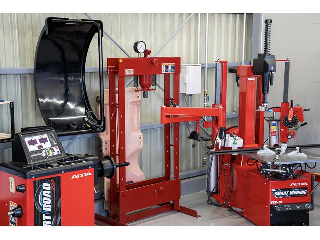 購入して頂いたパーツは敷地内の認証整備工場で取り付けが可能です！