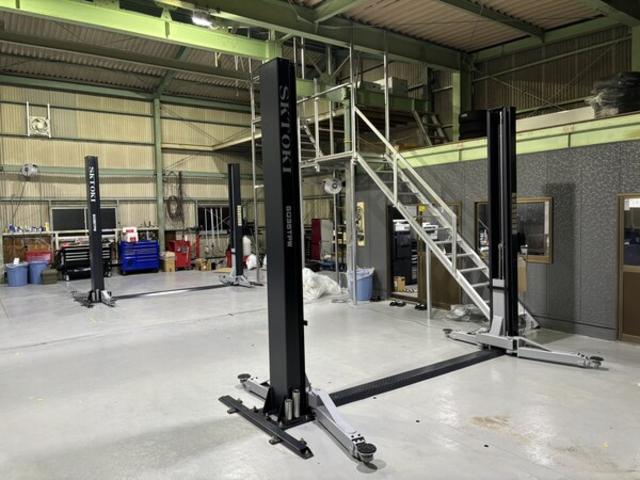 ２柱リフト２基完備