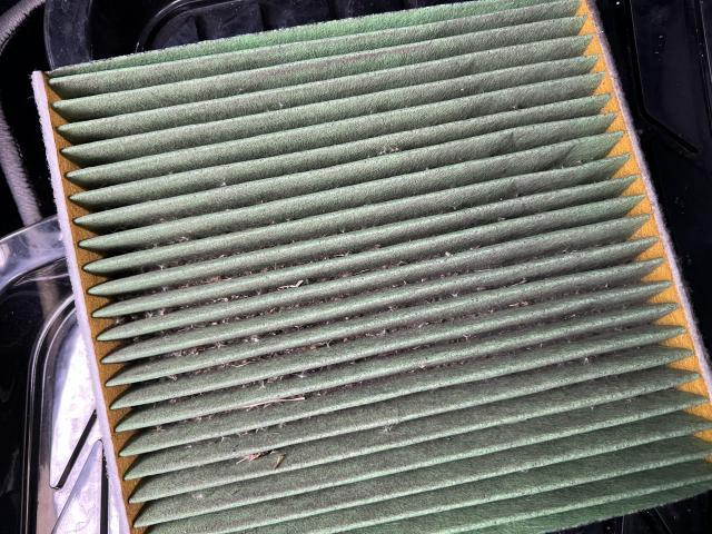トヨタ　カローラフィールダー　エアコンフィルター交換