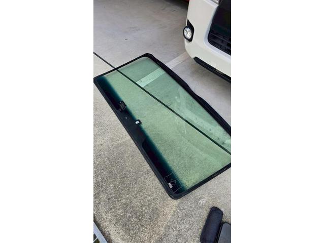 大阪市　TRH200　ハイエース　フロントガラス交換