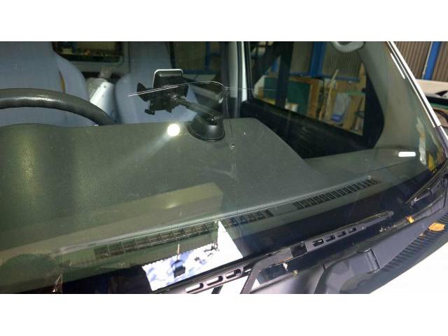 京都市　ダイハツ　S321　ハイゼットカーゴ　飛び石　フロントガラス交換　GLASSIC（グラシック）