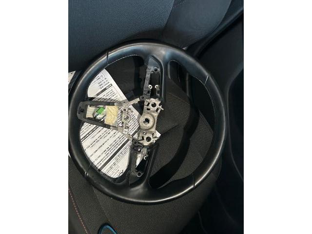 マツダ　ＭＡＺＤＡ３　ステアリング交換