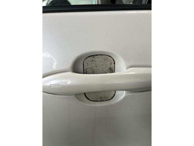 トヨタ　プリウス　車検　　ドアハンドルプロテクター剥がし
