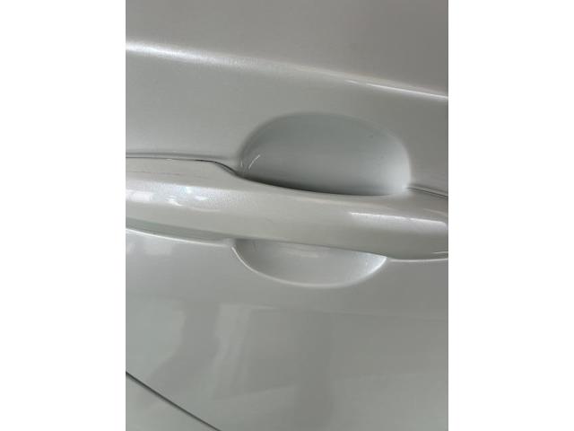 トヨタ　プリウス　車検　　ドアハンドルプロテクター剥がし
