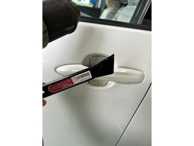 トヨタ　プリウス　車検　　ドアハンドルプロテクター剥がし
