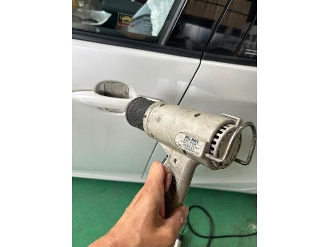 トヨタ　プリウス　車検　　ドアハンドルプロテクター剥がし
