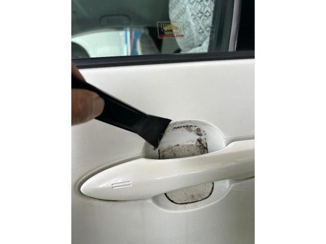 トヨタ　プリウス　車検　　ドアハンドルプロテクター剥がし
