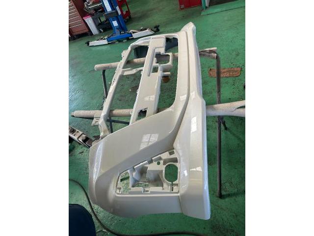 トヨタ　ルーミー　フロントバンパーキズ交換　パーツ交換修理

