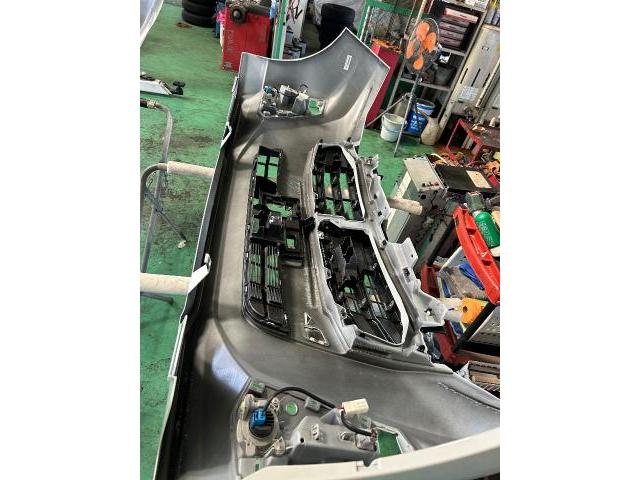 トヨタ　ルーミー　フロントバンパーキズ交換　パーツ交換修理

