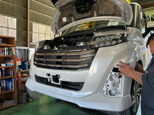 トヨタ　ルーミー　フロントバンパーキズ交換　パーツ交換修理

