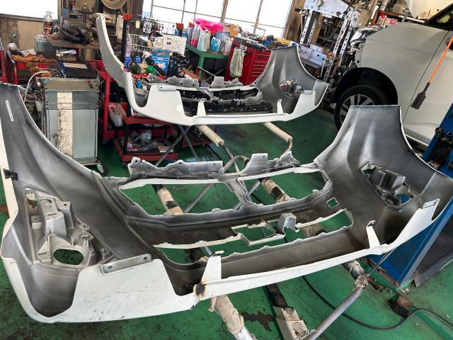 トヨタ　ルーミー　フロントバンパーキズ交換　パーツ交換修理

