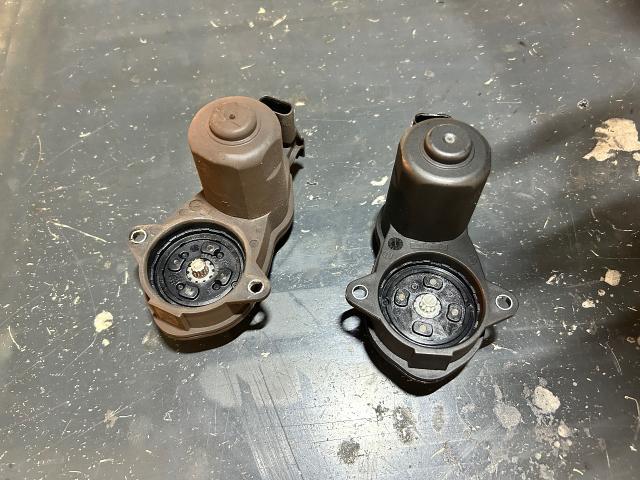 ベンツＳ550（222）プラグインハイブリッド【パーキングブレーキ取扱説明書参照】の警告灯点灯。サイドブレーキ右側動かない。坂戸市　鶴ヶ島市　日高市　毛呂山町　越生町　ときがわ町　鳩山町　東松山市　川越市　狭山市　入間市　他地域大歓迎です。
